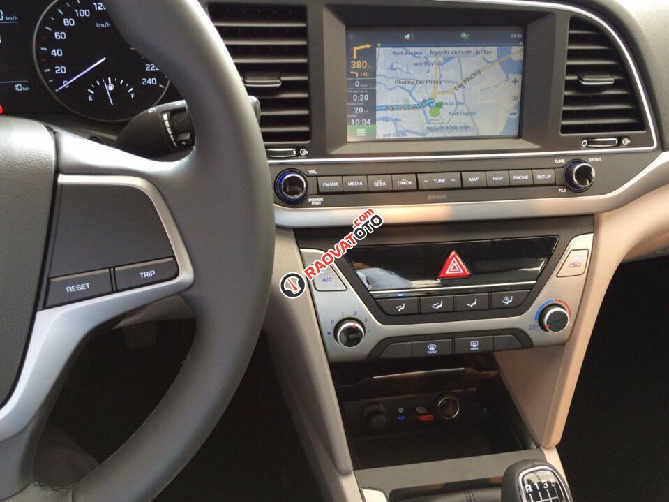 Hyundai Quận 4- Elantra 1.6 AT, màu xanh đá. Giá 730 triệu bao gồm tất cả chi phí. LH Hương: 0902.608.293-12