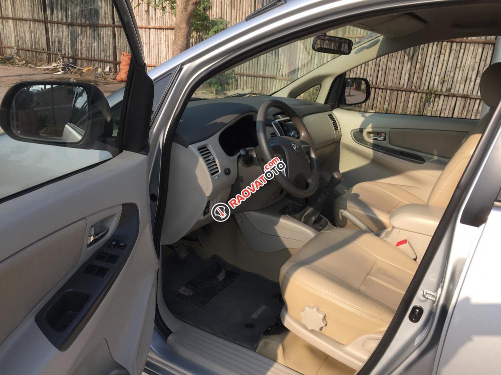 Bán xe Toyota Innova E màu ghi bạc số sàn, SX: 2016, biển số Hà Nội-6