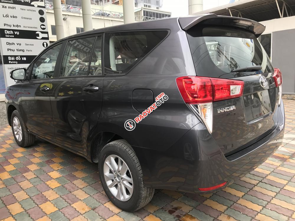 Bán xe Toyota Innova 2.0E đời 2017, màu xám, giá 723tr-1