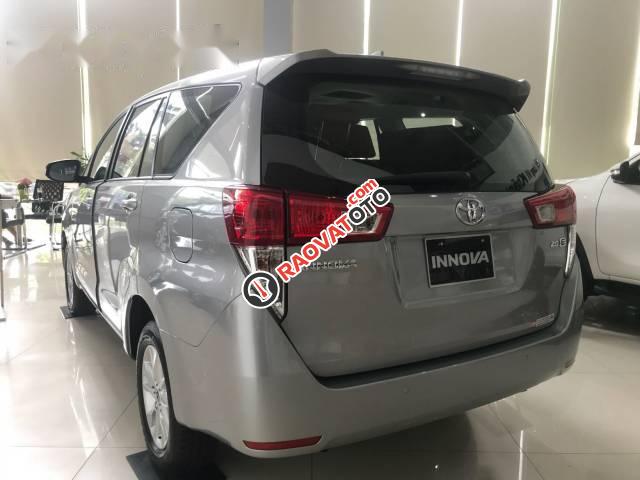 Bán xe Toyota Innova đời 2017, màu bạc-3