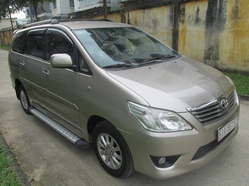 Cần bán xe Toyota Innova sản xuất 2014, màu bạc, xe nhập, số tự động-2