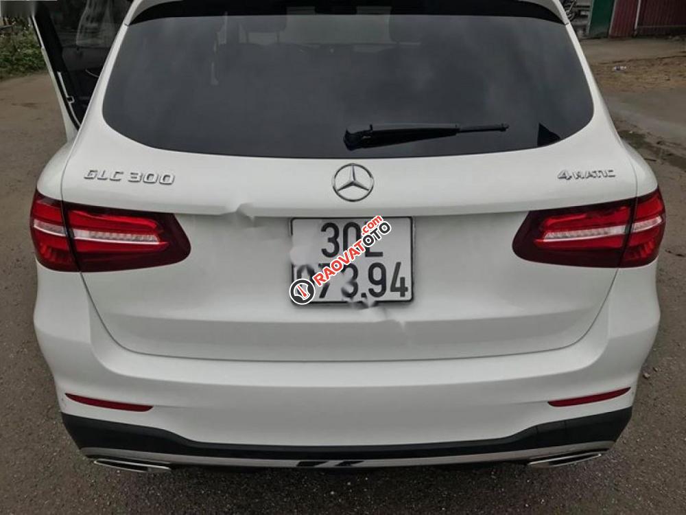 Bán Mercedes GLC 300 4Matic đời 2016, màu trắng xe gia đình-0