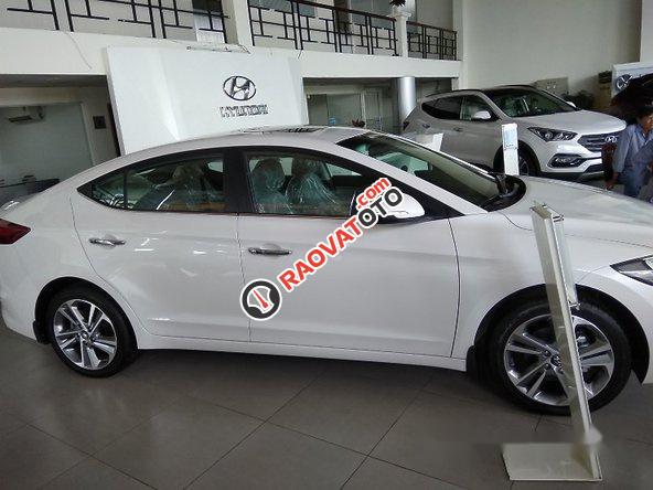 Bán ô tô Hyundai Elantra đời 2017, màu trắng-1