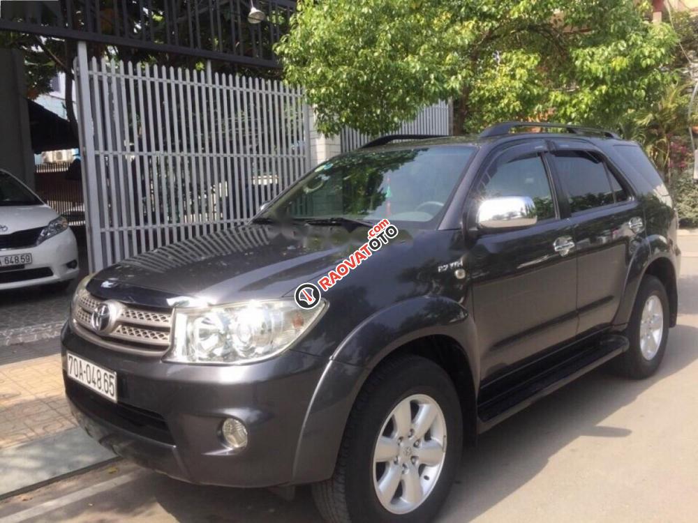 Bán gấp Toyota Fortuner 2.7V 4x4 AT đời 2010, màu xám xe gia đình, 546 triệu-1