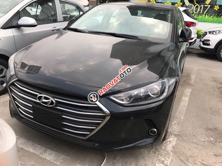 Elantra 1.6 AT màu đen, xe mới 100%, giao xe ngay, 730tr bao gồm lăn bánh, 150 triệu lấy xe- 0902.608.293-4