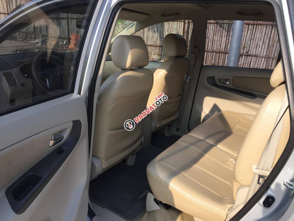 Bán xe Toyota Innova E màu ghi bạc số sàn, SX: 2016, biển số Hà Nội-7