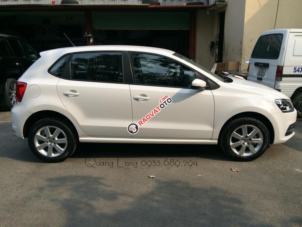 Polo Hatchback Volkswagen màu trắng, nhập khẩu - Giá tốt giao, xe tận nhà. LH Long 0933689294-4