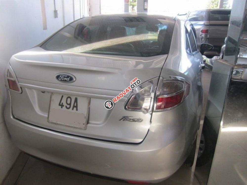 Cần bán Ford Fiesta 1.4 MT đời 2011, màu bạc xe gia đình-3