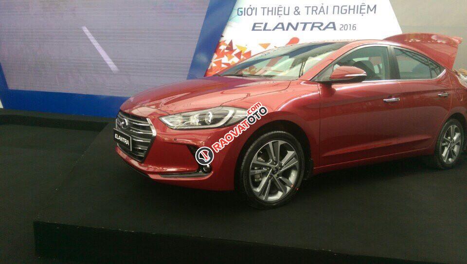 Giá xe Elantra 1.6 AT, màu đỏ, đã bao gồm phí trước bạ. Chỉ có 150 triệu lấy xe, LH Hương: 0902.608.293-11