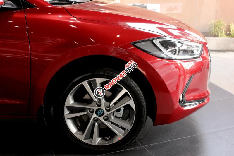 Giá xe Elantra 1.6 AT, màu đỏ, đã bao gồm phí trước bạ. Chỉ có 150 triệu lấy xe, LH Hương: 0902.608.293-4