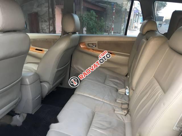 Cần bán Toyota Innova đời 2010, màu vàng-5