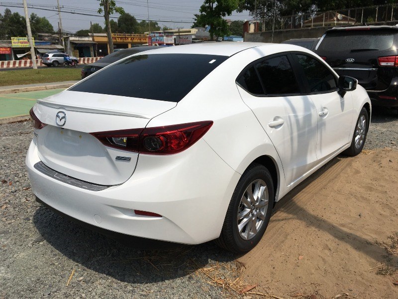 Cần bán Mazda 3 1.5L Facelift đời 2017, màu trắng, nhập khẩu nguyên chiếc-3