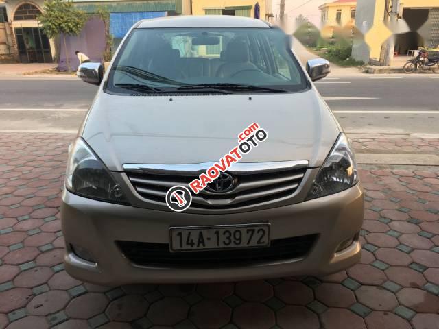 Cần bán Toyota Innova đời 2010, màu vàng-0