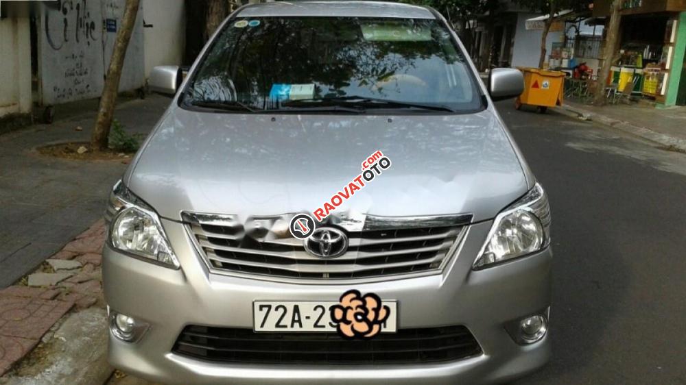 Cần bán Toyota Innova 2.0E sản xuất 2013, màu bạc chính chủ-0