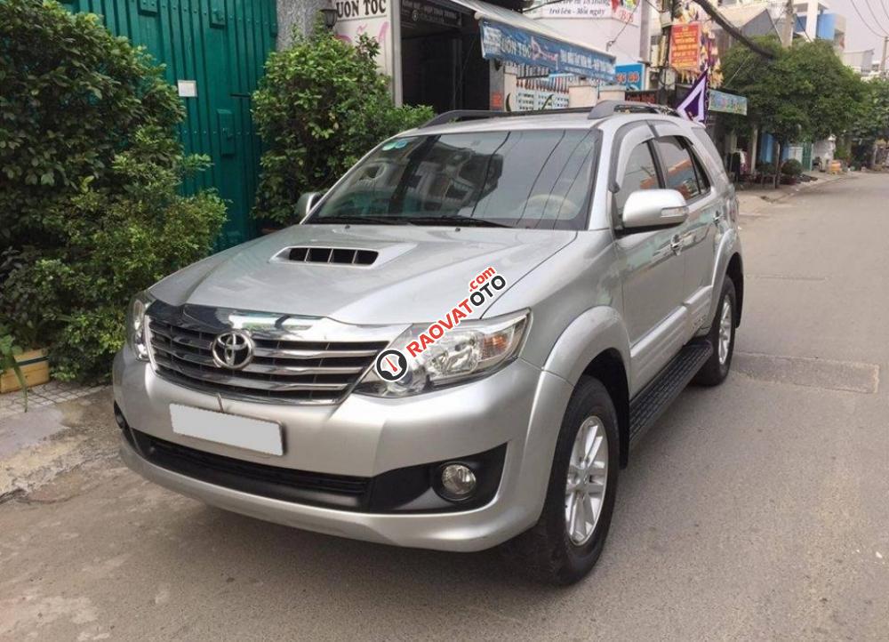 Cần bán chiếc Toyota Fortuner 2.5G MT 2014, máy dầu màu bạc-8