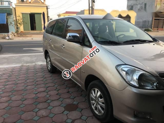 Cần bán Toyota Innova đời 2010, màu vàng-1