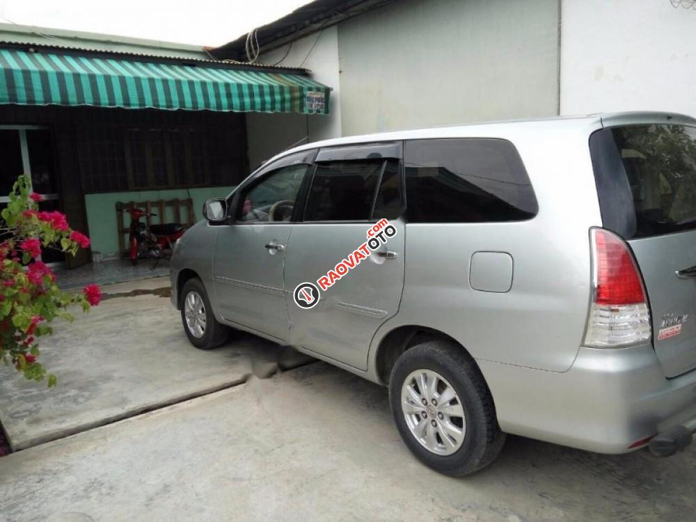 Bán Toyota Innova G đời 2011, màu bạc xe gia đình, giá tốt-0