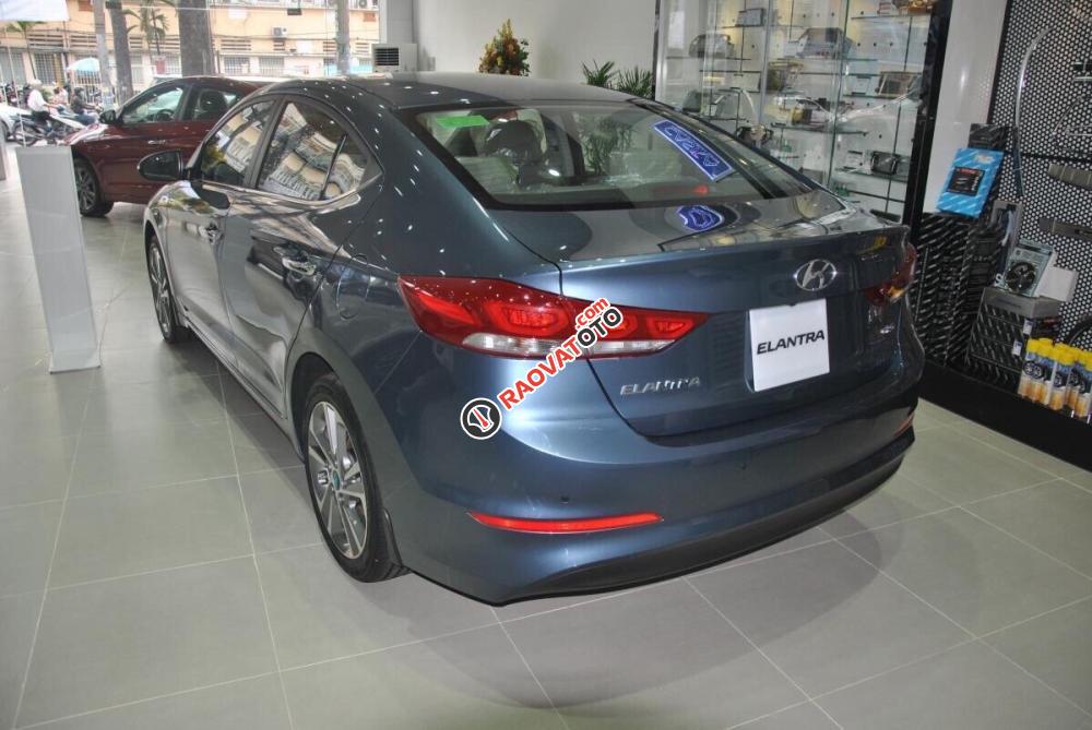 Hyundai Quận 4- Elantra 1.6 AT, màu xanh đá. Giá 730 triệu bao gồm tất cả chi phí. LH Hương: 0902.608.293-13