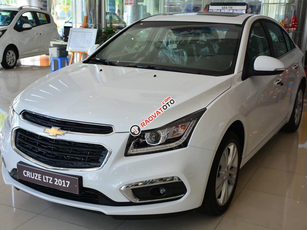 Cần bán Chevrolet Cruze đời 2017 màu trắng, giá 699 triệu-1