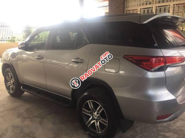 Cần bán gấp Toyota Fortuner đời 2017, màu bạc-0