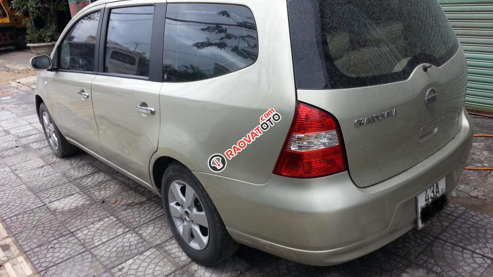 Cần bán gấp Nissan Livina 2011, màu vàng cát, còn mới-4