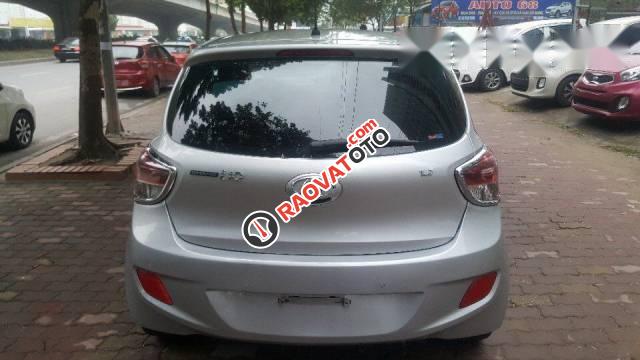 Cần bán gấp Hyundai Grand i10 sản xuất 2015, màu bạc xe gia đình, giá chỉ 385 triệu-1