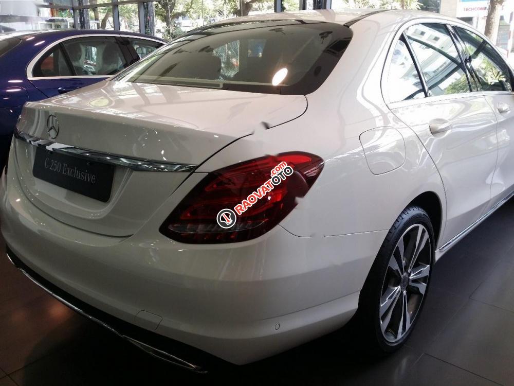 Cần bán gấp Mercedes C250 Exclusive đời 2017, màu trắng còn mới-6