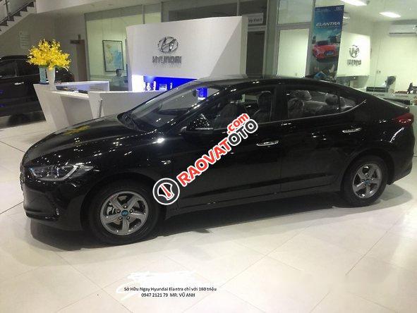 Bán xe Hyundai Elantra đời 2017, màu đen-2