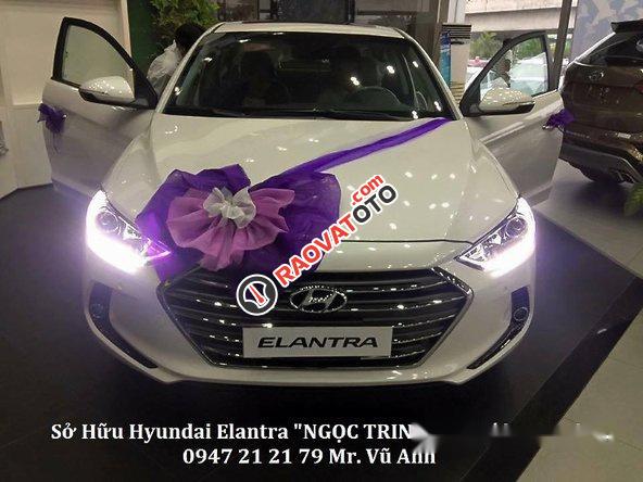 Bán Hyundai Elantra đời 2017, màu trắng-4