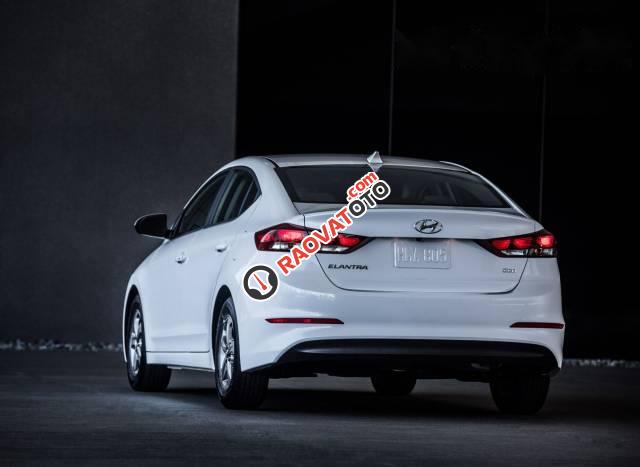 Bán ô tô Hyundai Elantra sản xuất 2017, màu trắng-0