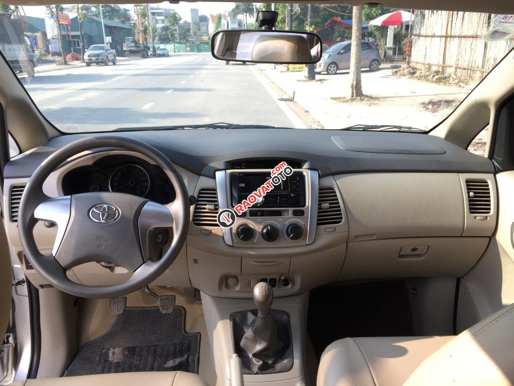 Bán xe Toyota Innova E màu ghi bạc số sàn, SX: 2016, biển số Hà Nội-3