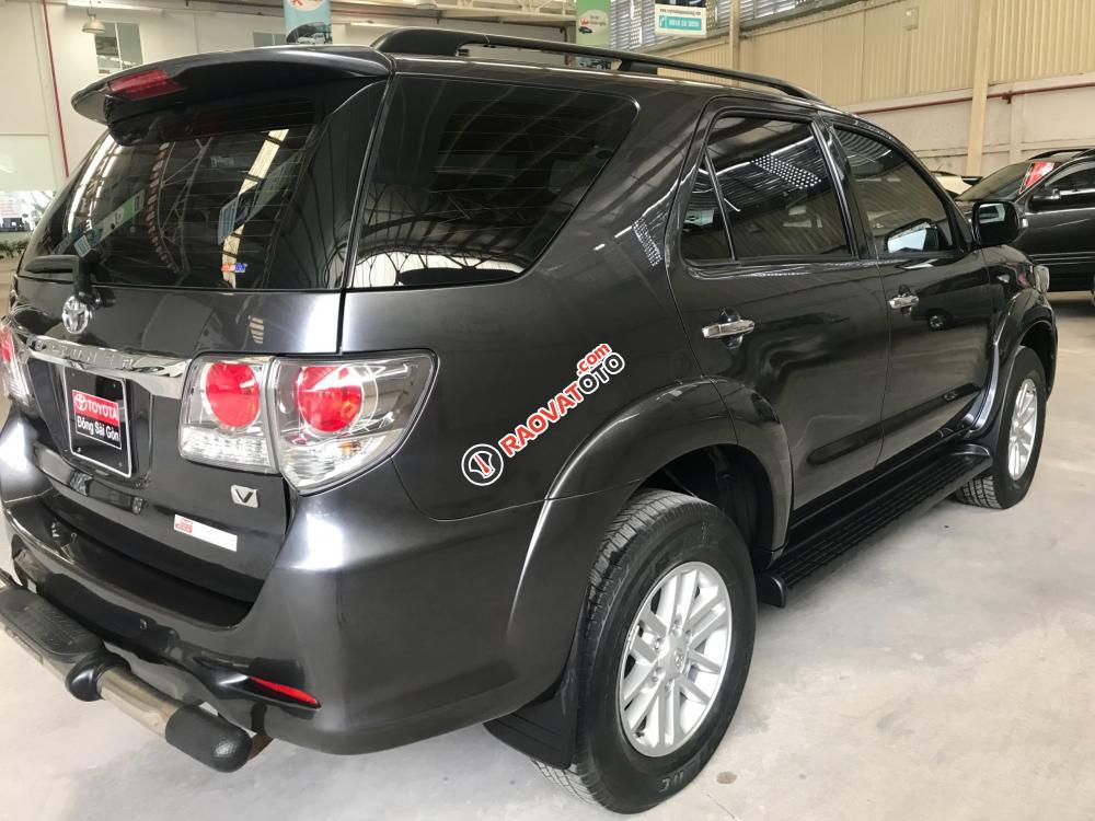 Bán Toyota Fortuner V(4x2) năm 2013, màu xám (ghi), giá tốt-2