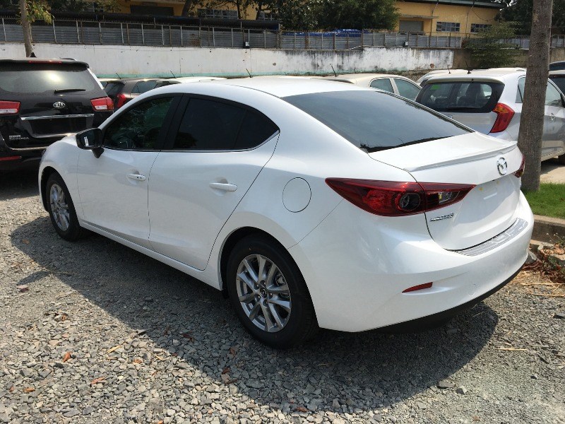 Cần bán Mazda 3 1.5L Facelift đời 2017, màu trắng, nhập khẩu nguyên chiếc-1