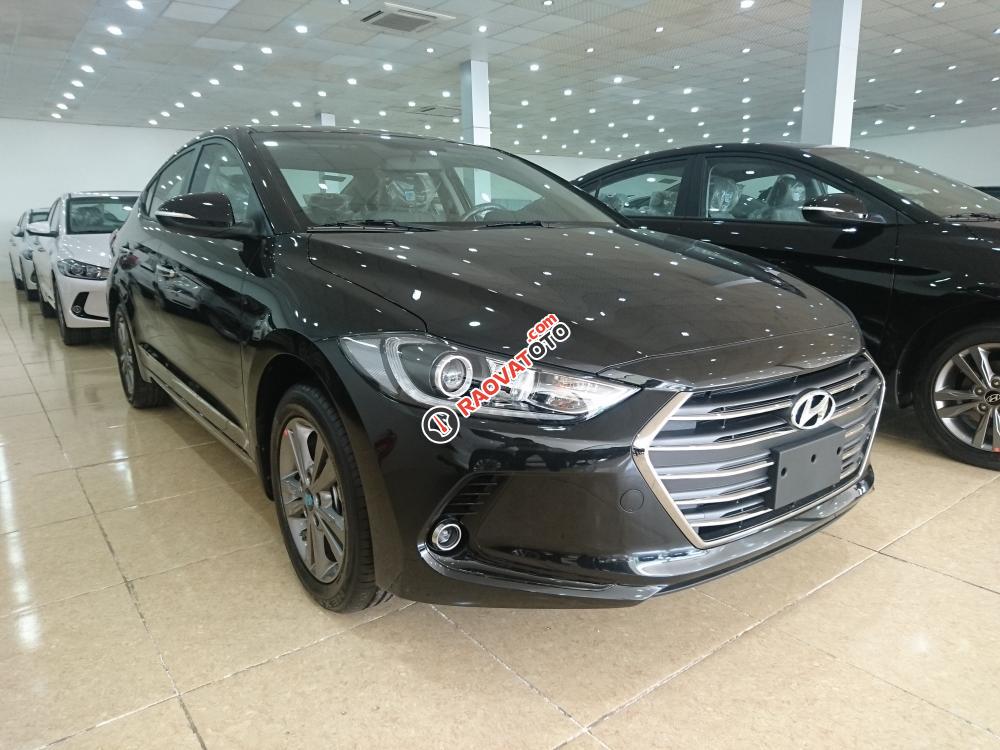 Bán Hyundai Elantra đời 2018, màu đen, các phiên bản MT, AT, mua xe chỉ từ 115 triệu - LH 090.467.5566-0