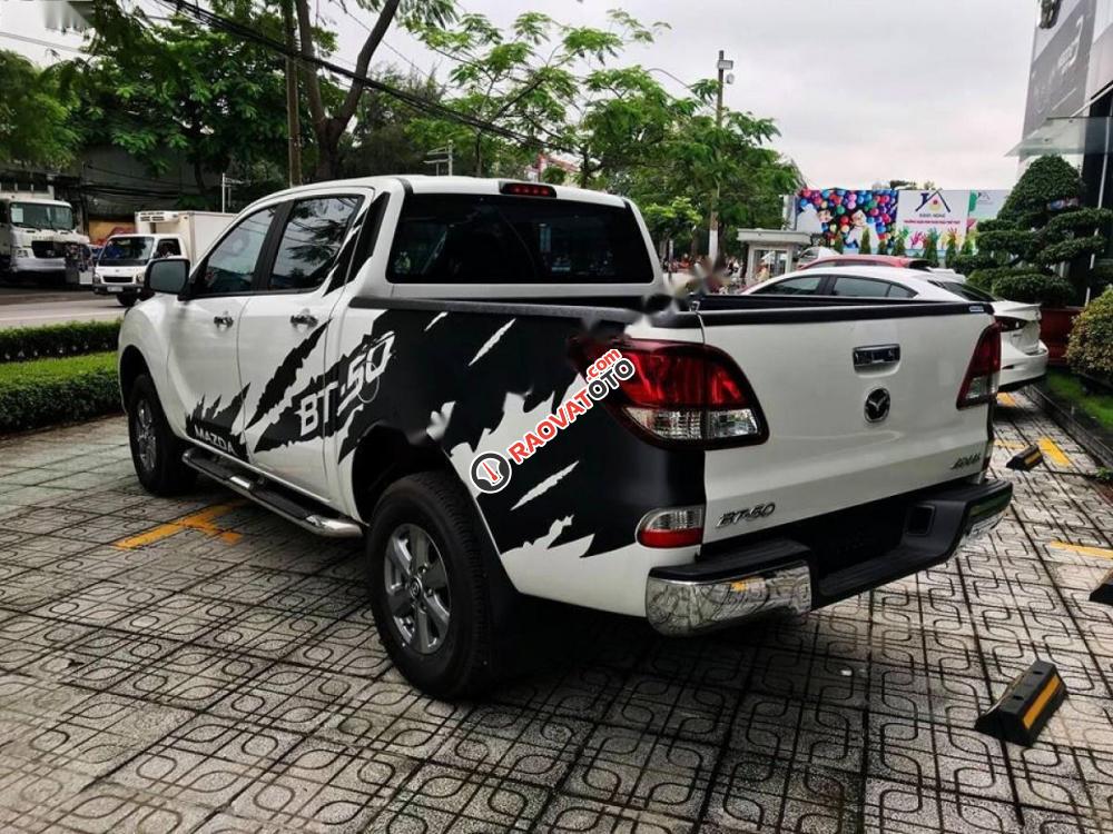 Bán ô tô Mazda BT 50 2.2L 4x4 MT sản xuất 2017, màu trắng, xe nhập, 630tr-3