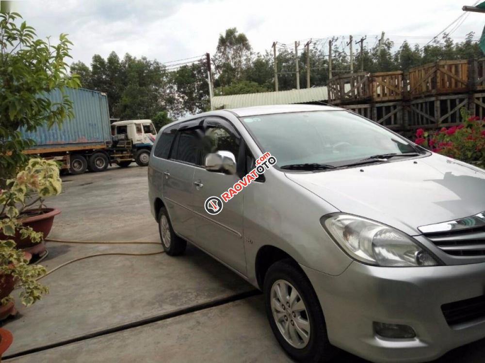 Bán Toyota Innova G đời 2011, màu bạc xe gia đình, giá tốt-1