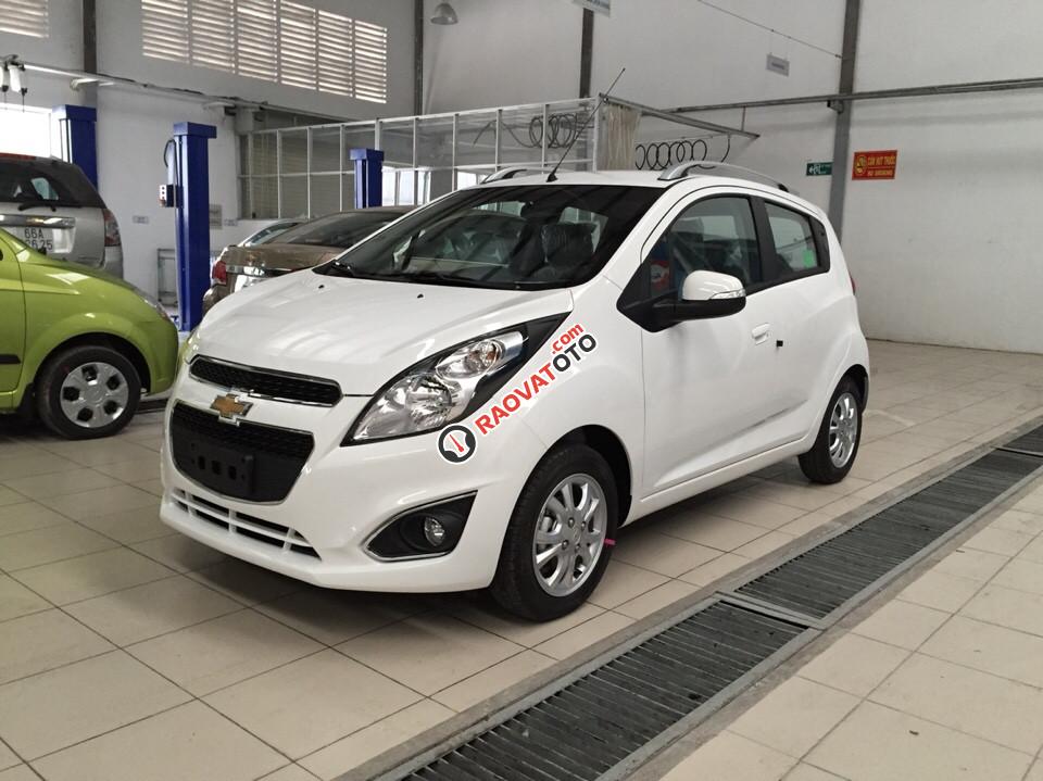 Chevrolet Spark LT 1.2L màu trắng, hỗ trợ mua xe trả góp, lãi suất ưu đãi - LH: 090.102.7102-0