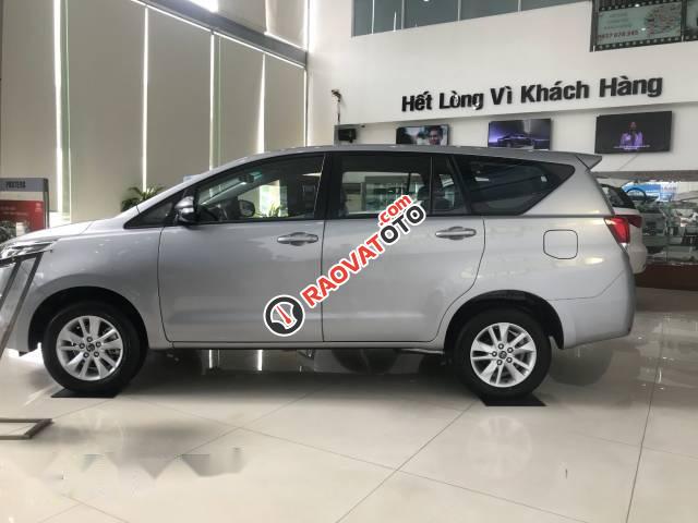 Bán xe Toyota Innova đời 2017, màu bạc-0