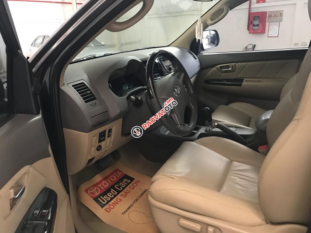 Bán Toyota Fortuner V(4x2) năm 2013, màu xám (ghi), giá tốt-6