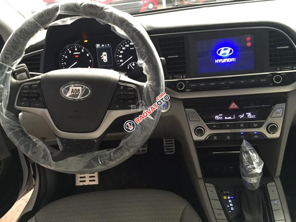 Bán Hyundai Elantra 2.0 AT 2018, màu trắng-3