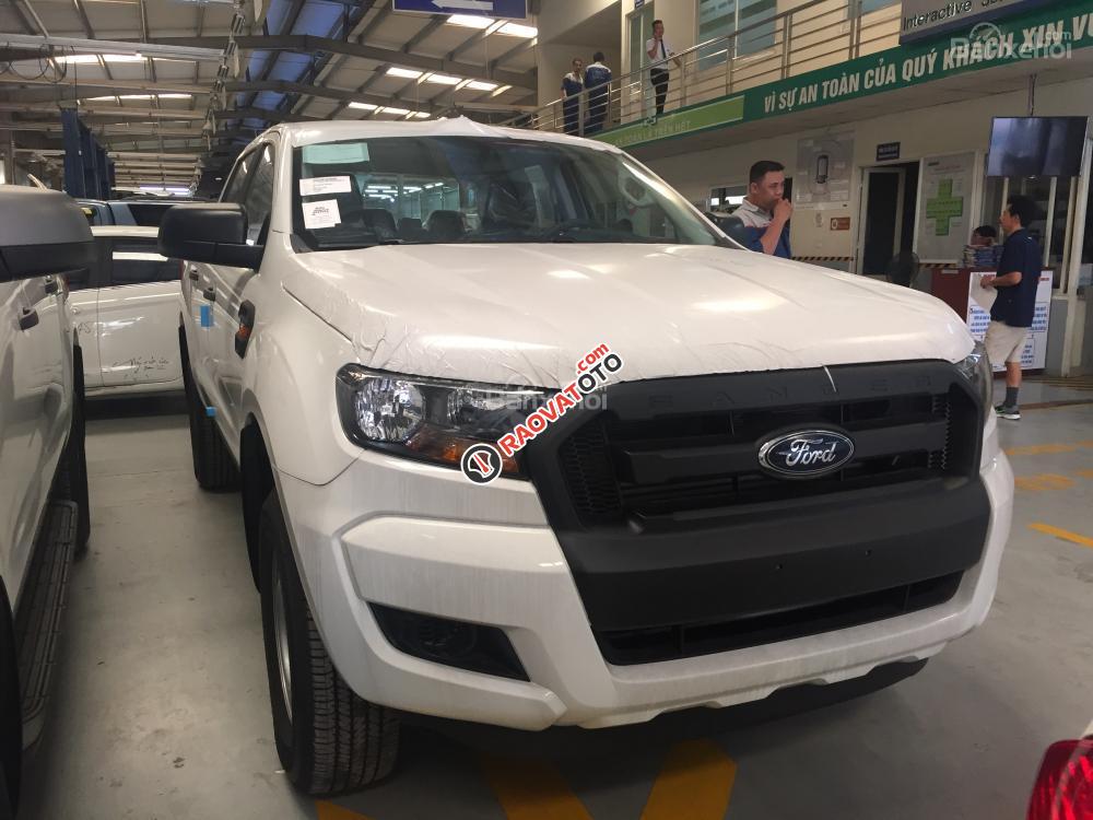 Bán Ford Ranger XL 2.2L 4X4 MT mới 100% màu trắng, giá tốt, hotline 0942552831-3