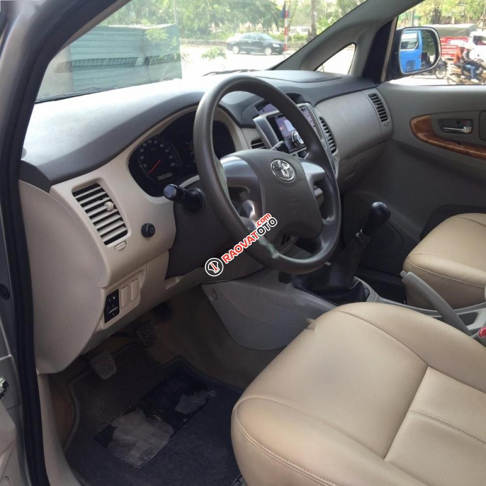 Bán xe Toyota Innova 2.0E sản xuất 2015, màu bạc chính chủ-5