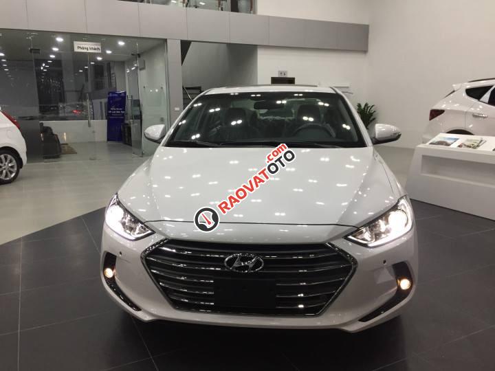 Bán ô tô Hyundai Elantra 2.0 AT đời 2018, màu trắng, có xe giao ngay 0961917516-2