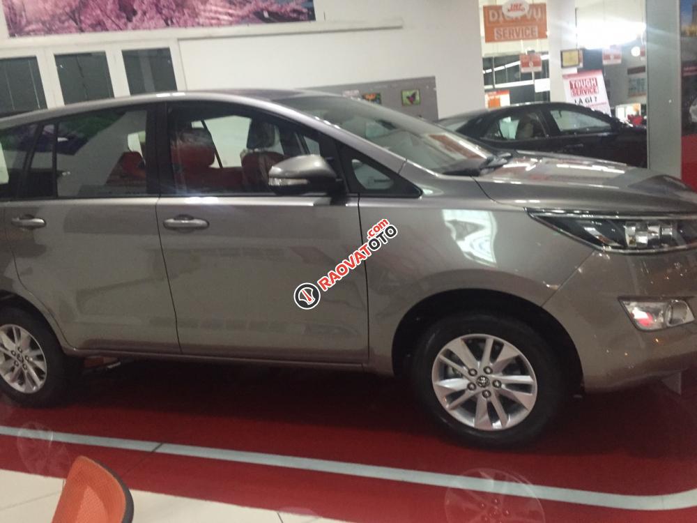 Bán xe Innova 2.0E 2018, số tay, màu bạc-2