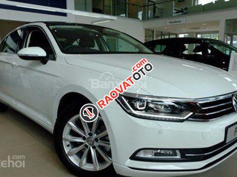 Volkswagen Passat 1.8L TSI E năm 2016, màu trắng ngọc trai. Hỗ trợ vay 80% giá trị xe, LH Hương 0902.608.293-15