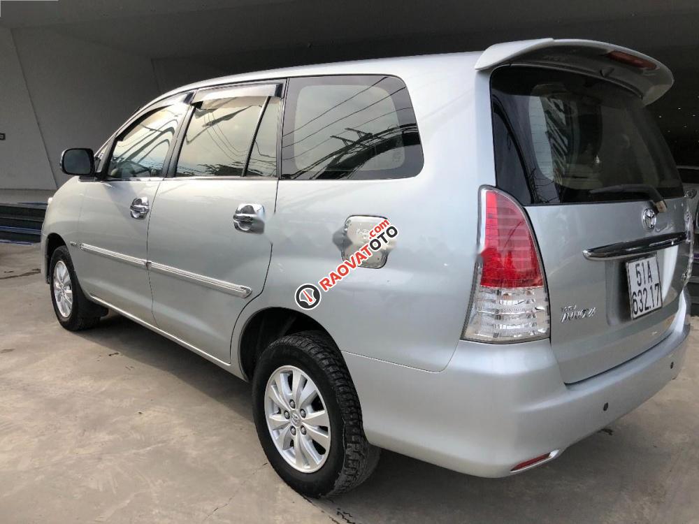 Cần bán xe Toyota Innova đời 2010, màu bạc như mới, giá 450tr-4