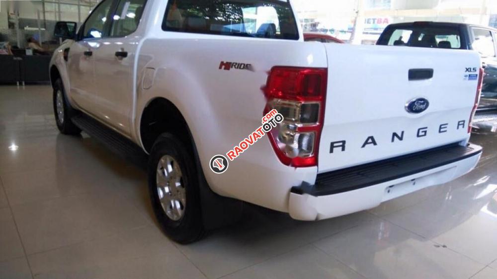 Cần bán xe Ford Ranger XLS 2.2L 4x2 MT đời 2017, màu trắng, nhập khẩu nguyên chiếc-1