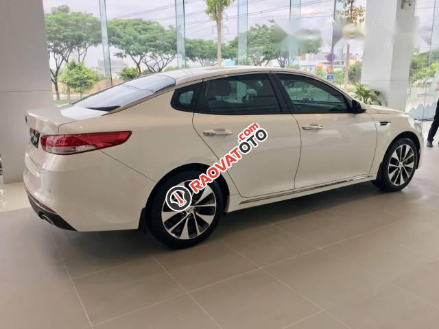 Bán xe Kia Optima 2.0AT đời 2016, màu trắng, giá tốt-0