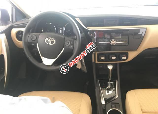 Bán Toyota Corolla Altis đời 2017, màu bạc-3