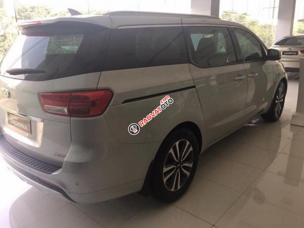 Cần bán xe Kia Sedona 2.2L DATH đời 2017, màu bạc-1